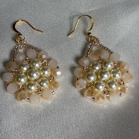 Hand crafted pierced earrings ivory shell pearls champagne faceted beads 2 in - Picture 6 of 6